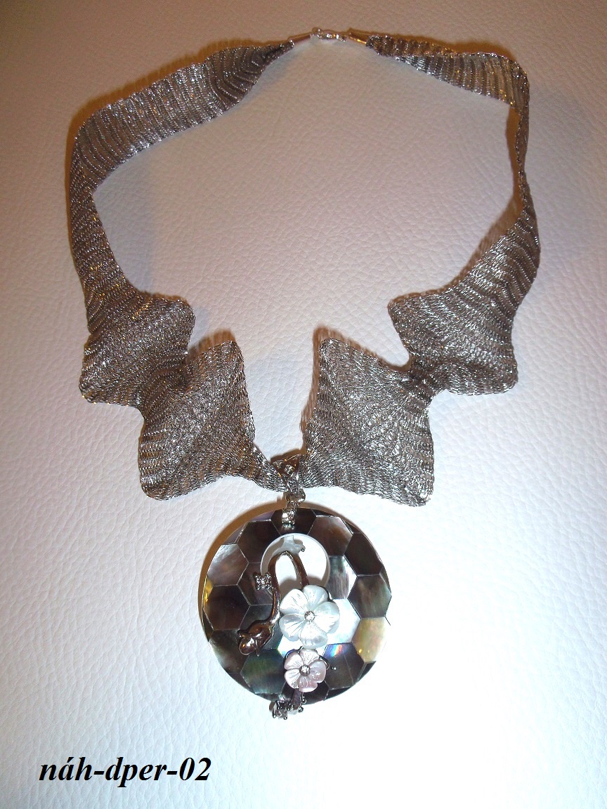 náhrdelník s perleťovým príveskom