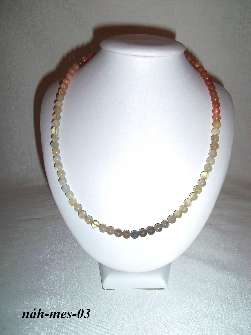 n�hrdeln�k z mesa�n�ho kame�a