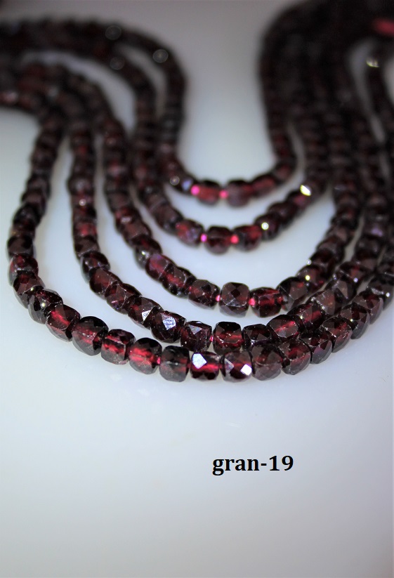 granát kocky 4mm POLŠNÚRA granát kocky 4mm POLŠNÚRA