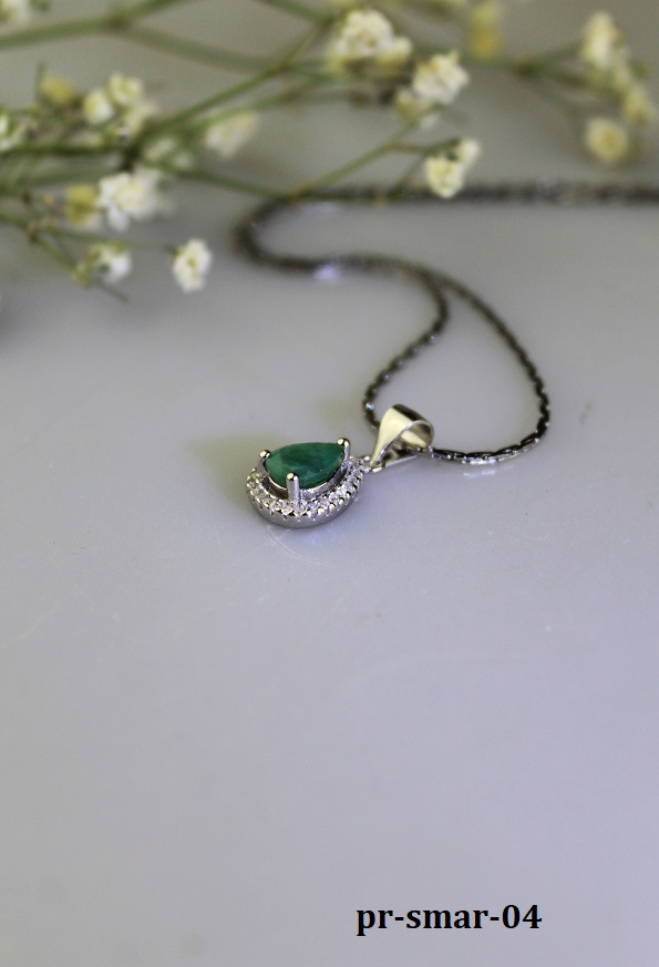 smaragd pr�vesok v striebre aj s retiazkou